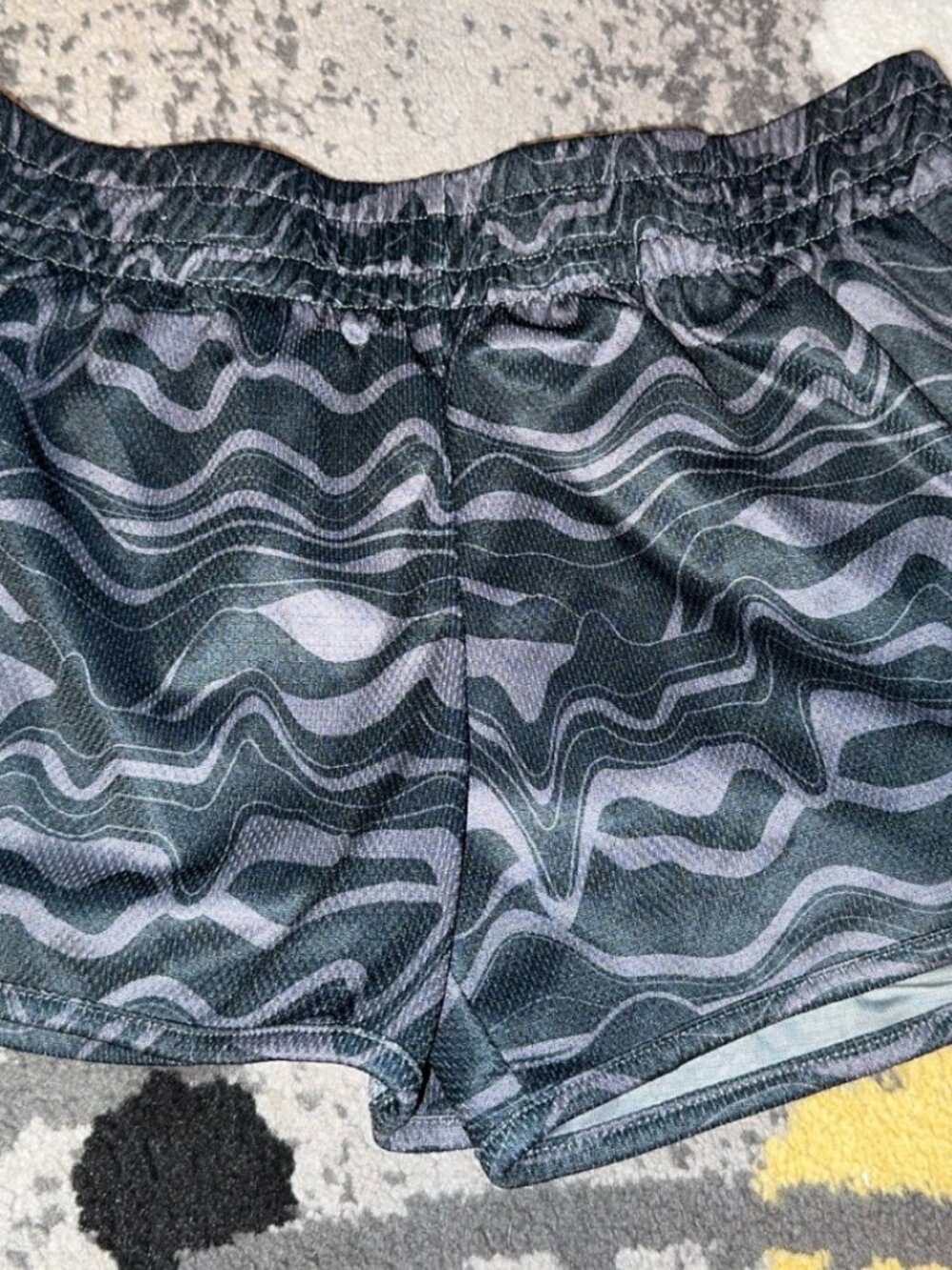 UNDER ARMOUR GIRLS BLACK AND GRAY SHORTS